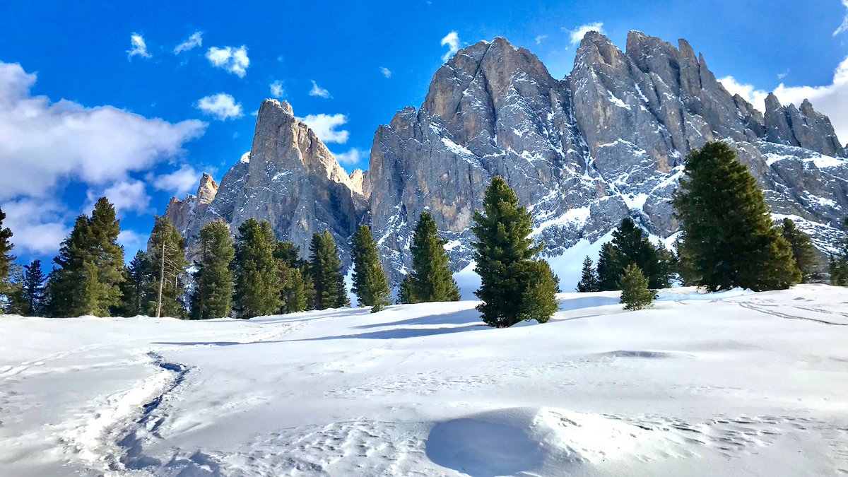 giulio_nicetto's tweet photo. Sabato 7 marzo saremo qui ⬇️ 📸 per un altra fantastica ciaspolata ❄️ 
E per chiudere in bellezza...discesa in slittinoooo 🛷😃
Yahhuuuuuu 😁☺️

#ciaspolata #ciaspolare #racchettedaneve #neve #ValdiFunes #AltoAdige #MalgaZannes #Ranui #GeislerAlm #slittino #divertimento #bebrave https://t.co/Wf7wWrquh3