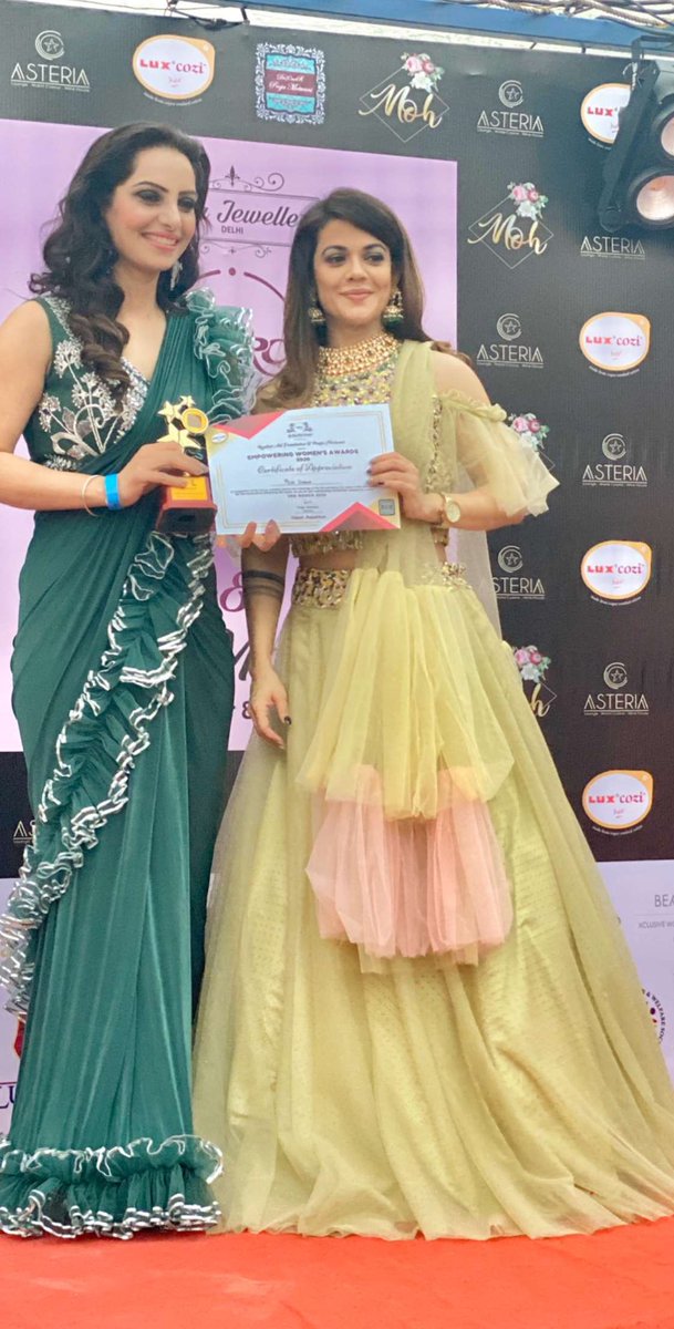 AnchorPiya's tweet photo. JAIPUR It Is ... Wonderful Women Around For Empowering Womenâs Award An Initiative By Pooja Motwani Plus Launch Of Moh Essential Oil .Awards Presented By @ishwetagulati #awarded #prised #motivation #friends #Outfit @designerpoojamotwani #Danglers @omsons_bridal_store https://t.co/qK1o8b1uEl