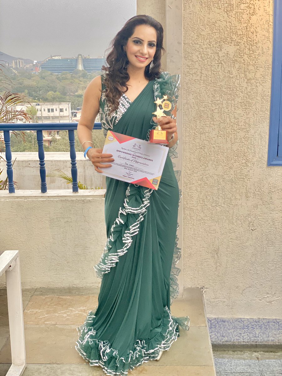 AnchorPiya's tweet photo. JAIPUR It Is ... Wonderful Women Around For Empowering Womenâs Award An Initiative By Pooja Motwani Plus Launch Of Moh Essential Oil .Awards Presented By @ishwetagulati #awarded #prised #motivation #friends #Outfit @designerpoojamotwani #Danglers @omsons_bridal_store https://t.co/qK1o8b1uEl