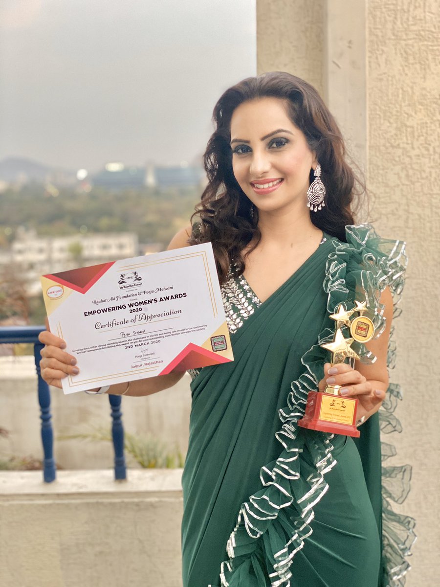 AnchorPiya's tweet photo. JAIPUR It Is ... Wonderful Women Around For Empowering Womenâs Award An Initiative By Pooja Motwani Plus Launch Of Moh Essential Oil .Awards Presented By @ishwetagulati #awarded #prised #motivation #friends #Outfit @designerpoojamotwani #Danglers @omsons_bridal_store https://t.co/qK1o8b1uEl
