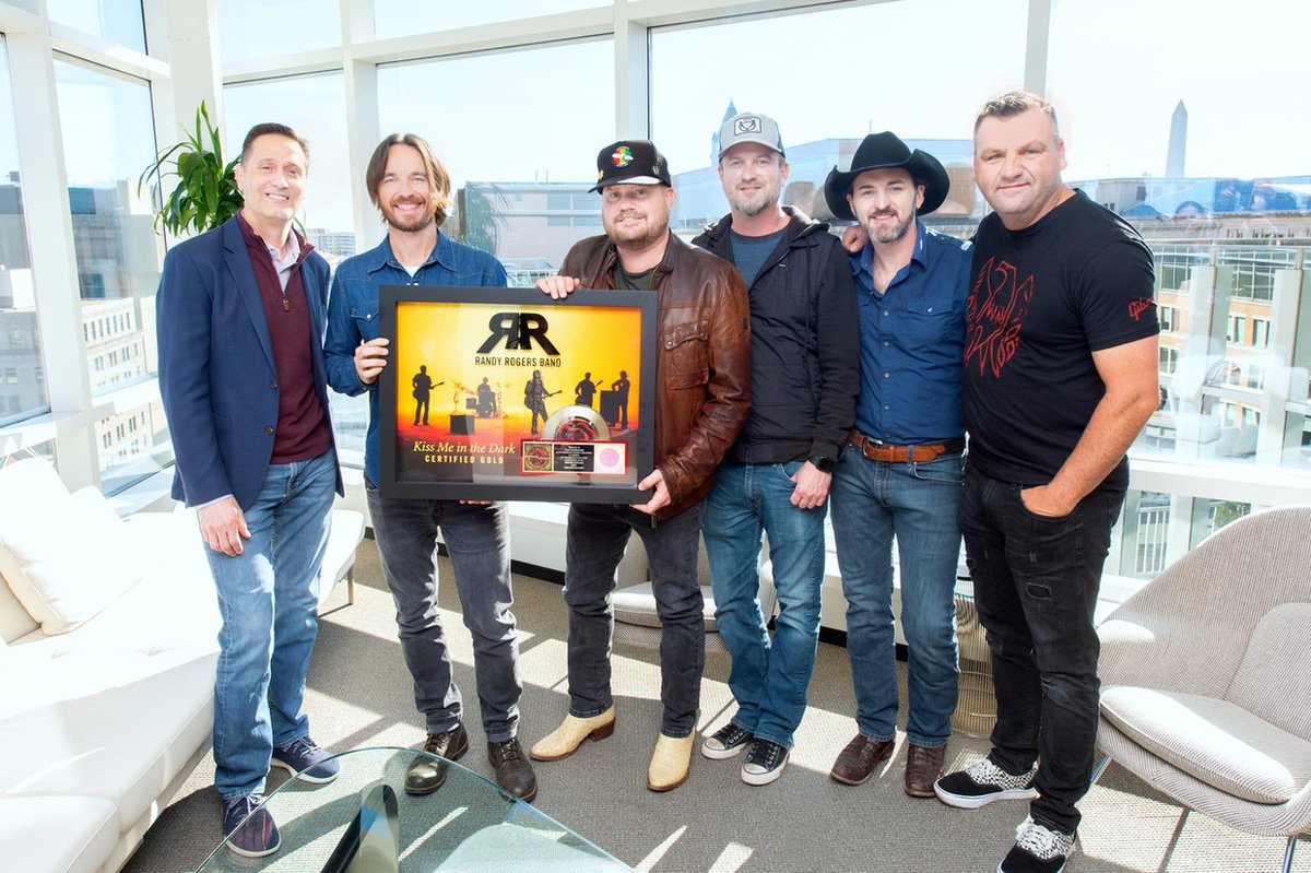 Marushka Media tweet media