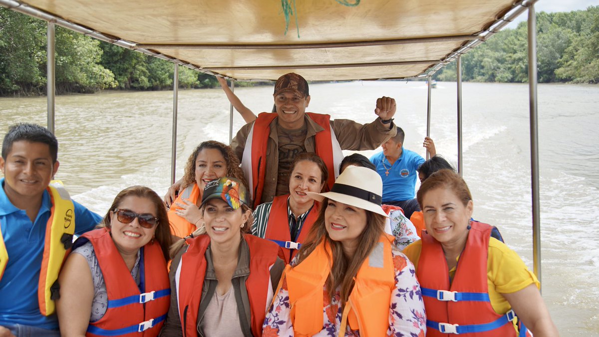 TesEcuador's tweet photo. Con el fin de ofrecer un mejor servicio al turista por parte de los habitantes de la Comunidad de Naranjal, se realizó un proyecto turístico de vinculación entre el Tecnológico Espíritu Santo y la Viceprefecta del Guayas @6SusanaGonzalez para capacitar a dicha comunidad. https://t.co/KQgWPhdzNM