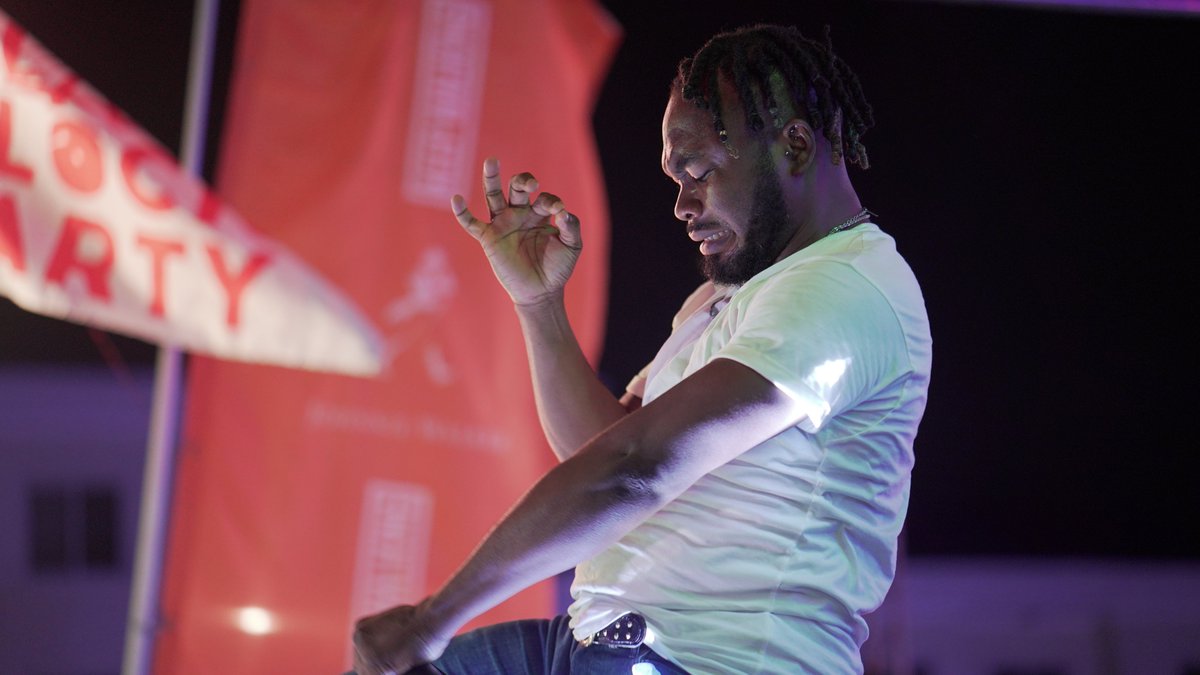 MTVBaseWest's tweet image. .@iam_slimcase aka otunba lamba on a protein diet!!! We truly were entertained at @islandblockparty #MTVBaseDay

#RubyLearnShii, can someone explain what's happening here?