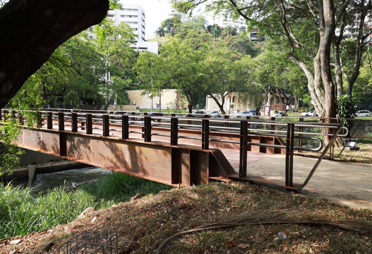 Como exsecretario de <a href="/Infraescali/">Secretaría de Infraestructura de Cali</a> me complace ver habilitado el paso peatonal Casa Obeso Mejía - La Tertulia, un puente que conectará estos dos referentes de la cultura y el entretenimiento para el beneficio de turistas, deportistas y todos los caleños.