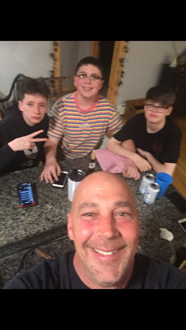 gageisuglyy's tweet photo. my dad got drunk and took a selfie with me and my boys https://t.co/Mr65TnuUgK