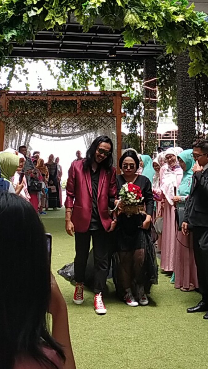 BellaWinoto's tweet photo. Punya temen, nikahan, dari liat undangannya aja udah ketawa sambil bilang "anjir bgst banget dong", pas liat baju kawinannya juga langsung "wah anjir ini mah gak nanggung euy, goksss" https://t.co/NfbwYNECXV