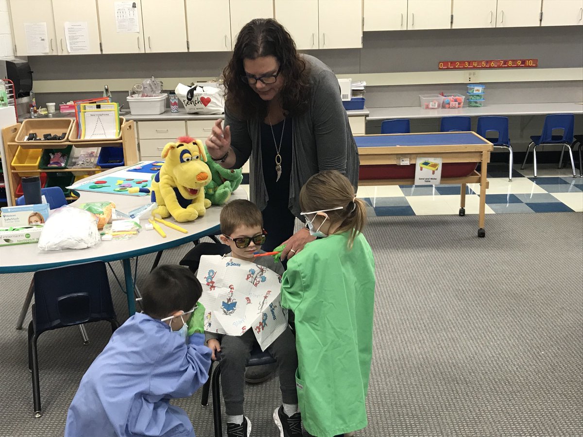 davidteddy1020's tweet photo. Thank you Dr. Auer for your fun, interactive lesson on the importance of dental health today.  The kids especially liked dressing up as dentists and treating a patient!  #JenkinsECLC https://t.co/fY2IEW1CDI