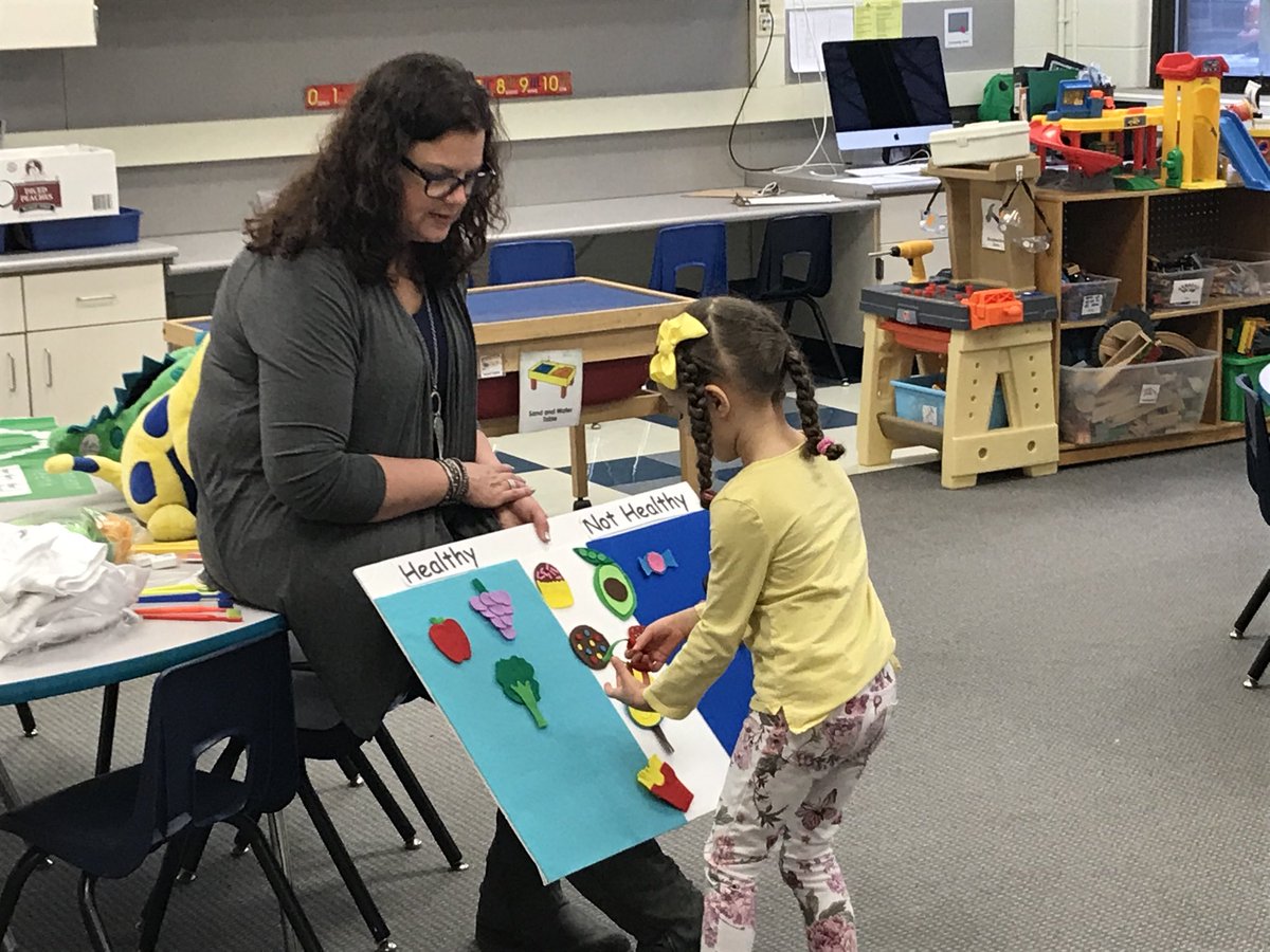 davidteddy1020's tweet photo. Thank you Dr. Auer for your fun, interactive lesson on the importance of dental health today.  The kids especially liked dressing up as dentists and treating a patient!  #JenkinsECLC https://t.co/fY2IEW1CDI