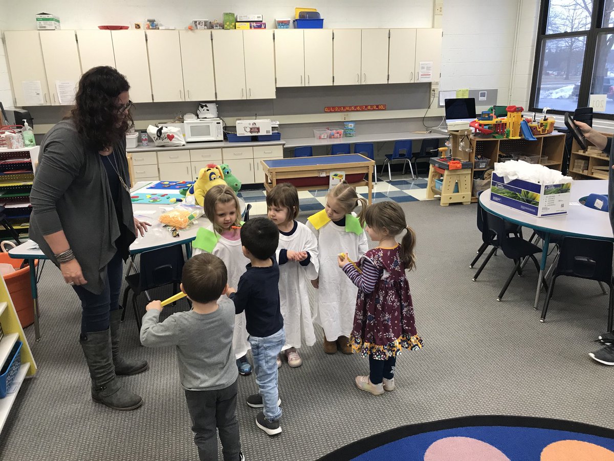 davidteddy1020's tweet photo. Thank you Dr. Auer for your fun, interactive lesson on the importance of dental health today.  The kids especially liked dressing up as dentists and treating a patient!  #JenkinsECLC https://t.co/fY2IEW1CDI