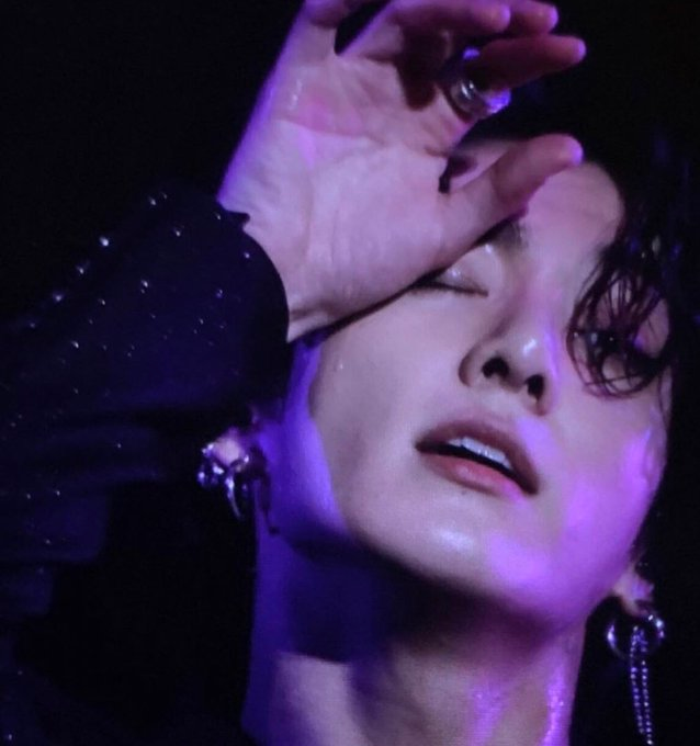 FortniteSabina's tweet photo. ✡️ Jungkook in purple light a thread ✡️ : https://t.co/6bbcuhNDHx