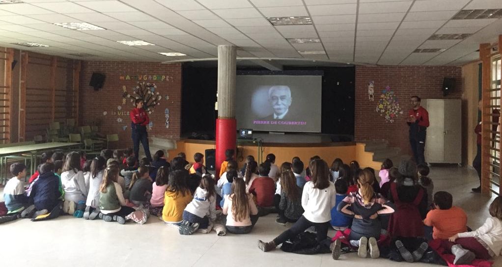 ColeNSVillar's tweet photo. Campaña #TodosOlímpicos /as  Difundiendo grandes  #valoresdeldeporte 👏👏 Eva Barrios 🚣y @FernandoAA10 🤾‍♂️@Jenn_boxing @COE_es @educacyl #centroseducacyl https://t.co/g3qRRk0KBl