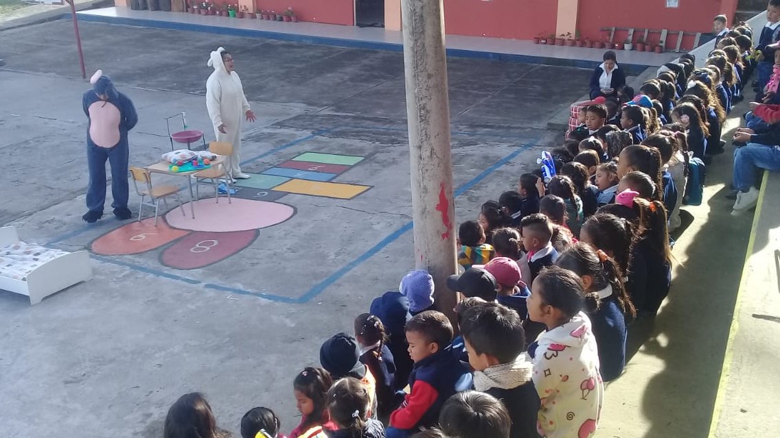 EducacionZ9_Ec's tweet photo. Con acciones como charlas de prevención, minutos cívicos y actividades lúdicas, se fomentan buenos hábitos de higiene para prevenir enfermedades en estudiantes, docentes y padres de familia de diversas instituciones educativas de Quito 
#PrevenciónEsSalud 
#ActivadosPorLaSalud https://t.co/g8h4njIlZf