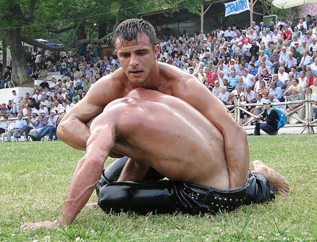 Bir tek ben mi anlamıyorum bu güreş'i bu parmaklar nereye giriyor hiç canları yanmıyormu parmak yiyenler 😀 aklımda deli sorular #güreş #tuerkiye #spor