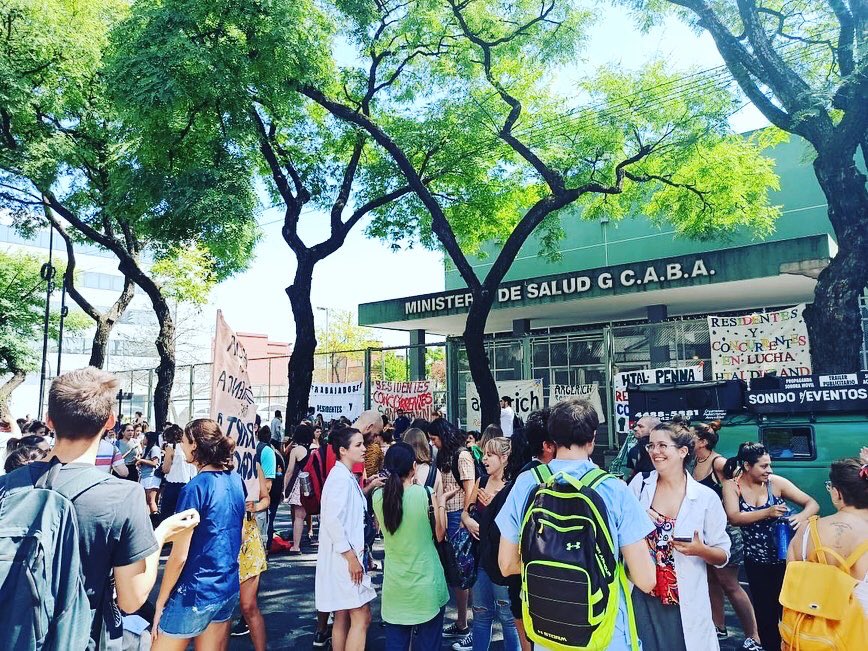 apss_gcba's tweet photo. #Ahora en el MInisterio  de Salud.
❗️❗️Por una ley que reconozaca los derechos de residentes y concurrentes https://t.co/pvUx5U0e8H