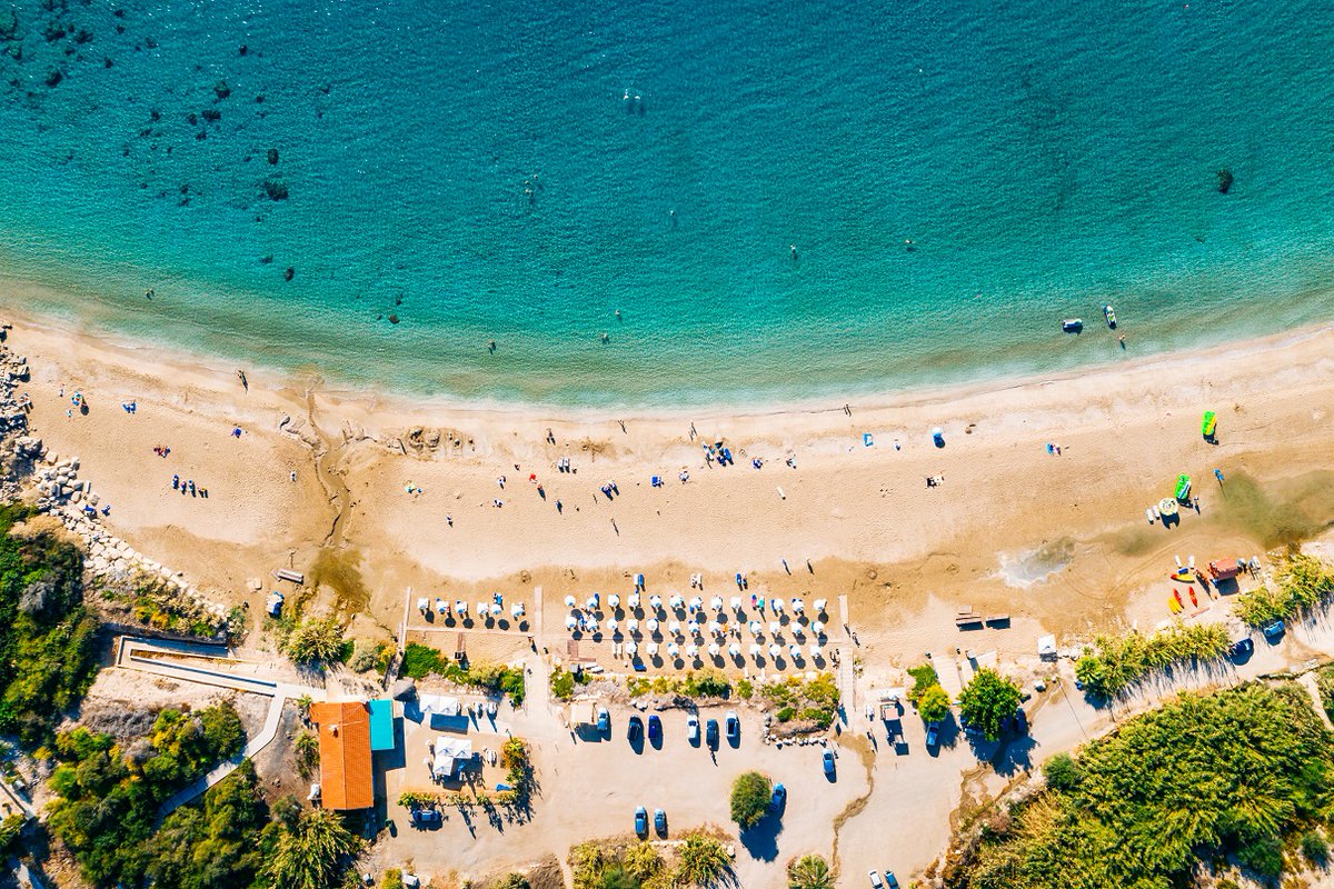 EU_JRC's tweet photo. Half of the world's beaches 🏖️ could disappear by 2100 due to coastal erosion, according to a new study - but effective climate action could prevent 40% of that erosion 👉 https://t.co/0EgwhQuuOl #climatechange #environment https://t.co/7oHZvtY2wQ