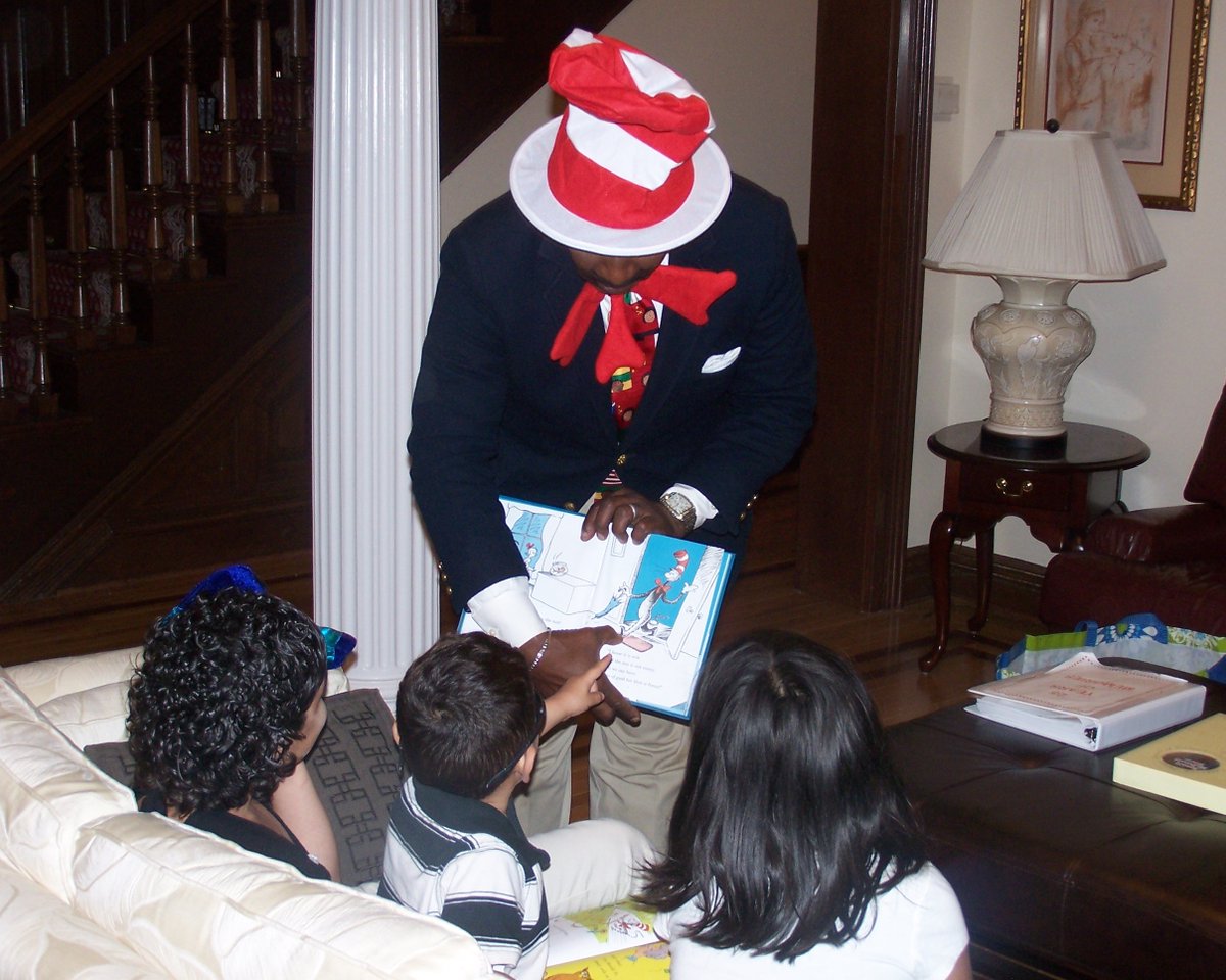 Happy #ReadAcrossAmericaDay! We try to keep plenty of books in the Houses for kiddos to enjoy during their families' stay. What are some of your favorite children's books? We'd love to hear! #KeepingFamiliesClose #DrSeuss #MondayMotivation