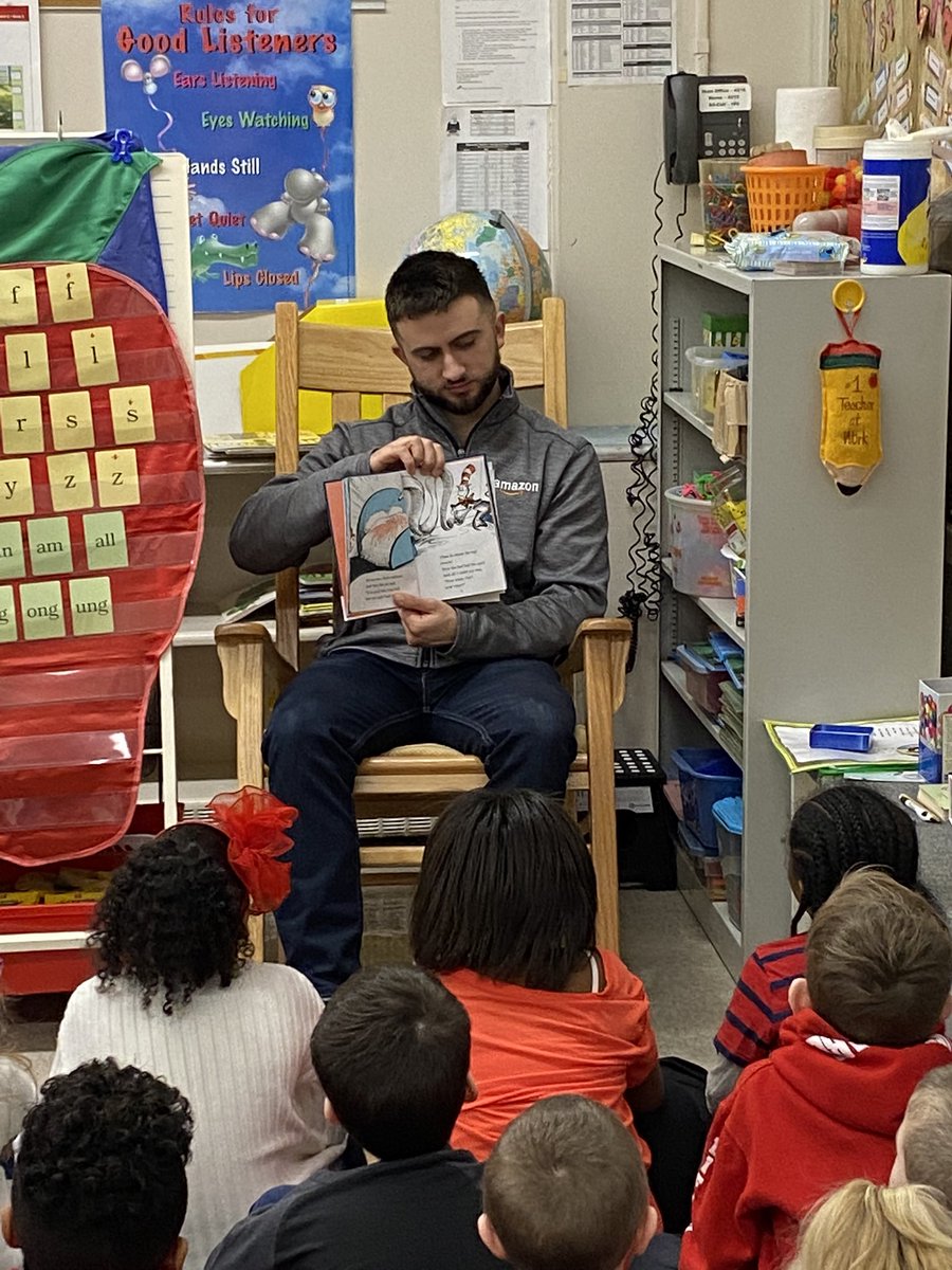 JaniceCirone's tweet photo. Amazon sent some special guest readers to our classes at Oakview Elementary School today in honor of Read Across America! We are so grateful for our community supporters. Thanks Amazon! @OVELEM @wdeptford @amazon https://t.co/9KDvWuBLL5