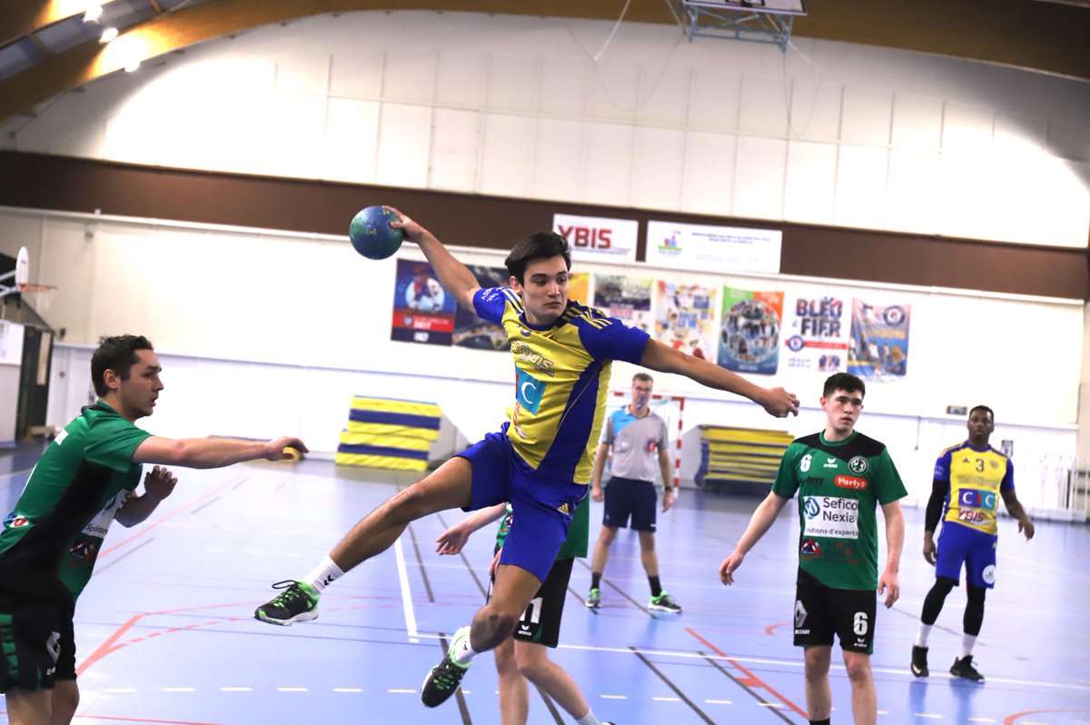 villepoissy's tweet photo. Le @PoissyHandball poursuit son incroyable série de victoires (15 en 15 matchs) et le #PoissyVolley reste dans la course pour le titre. @AsPoissyFoot #PoissyBasket
+ d'infos : https://t.co/au0EbT3yUz https://t.co/5kK3KZR5TF
