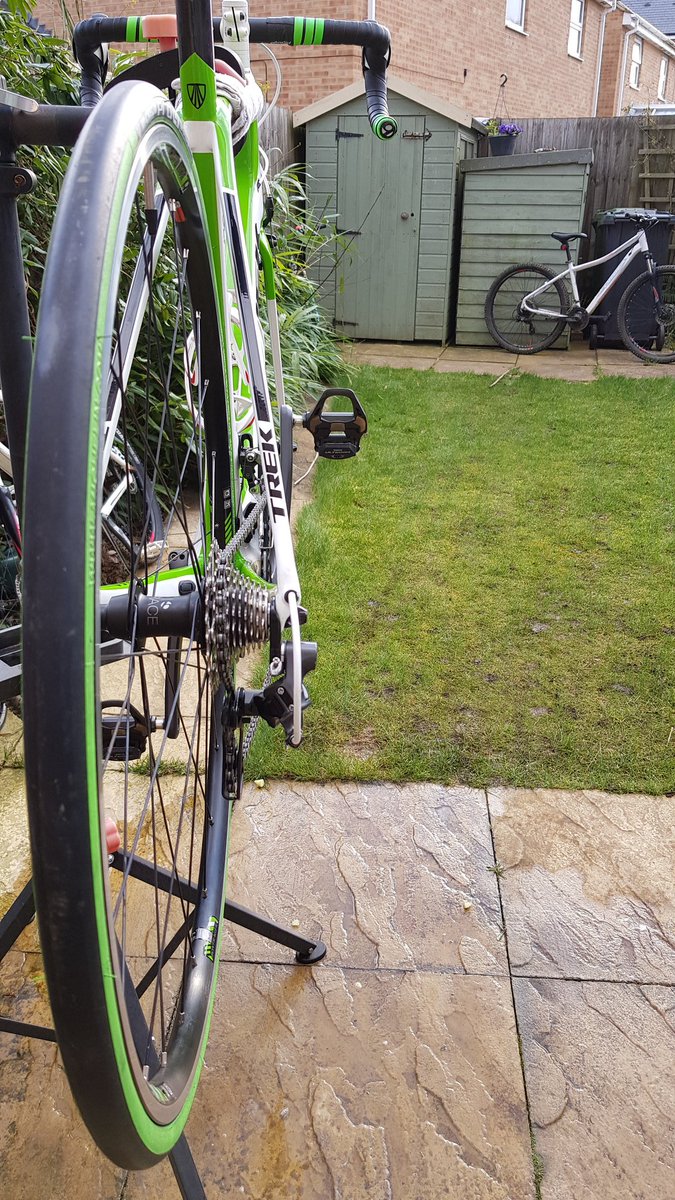 DEVTHEDEVDEV's tweet image. Spring is here. Time to get the green machine ready.  @TrekBikes @Bontrager @MichelinTyres @ShimanoROAD @Weldtite #madone #pro4 #spring #degreased