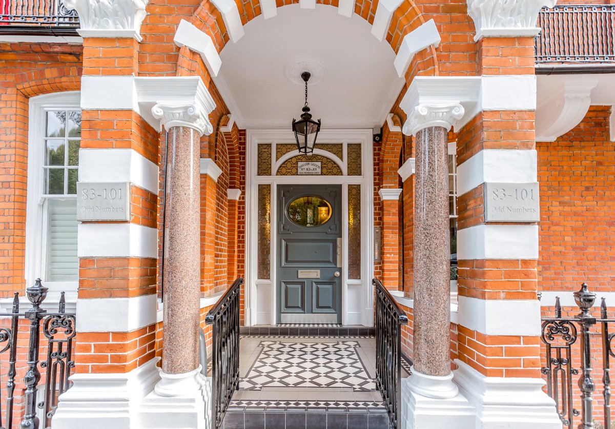 Stacks_London's tweet photo. This impressive double-lateral #Penthouse apartment offers up 5 beds, 3 bathrooms and 2 reception rooms that provide 2,501sqft (232m2) of living space. This red-brick #mansionblock also benefits from a front portico balcony and access to communal gardens. https://t.co/dZUiGYiB5H https://t.co/KaPKttnDs0