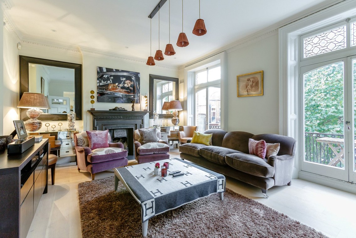 Stacks_London's tweet photo. This impressive double-lateral #Penthouse apartment offers up 5 beds, 3 bathrooms and 2 reception rooms that provide 2,501sqft (232m2) of living space. This red-brick #mansionblock also benefits from a front portico balcony and access to communal gardens. https://t.co/dZUiGYiB5H https://t.co/KaPKttnDs0