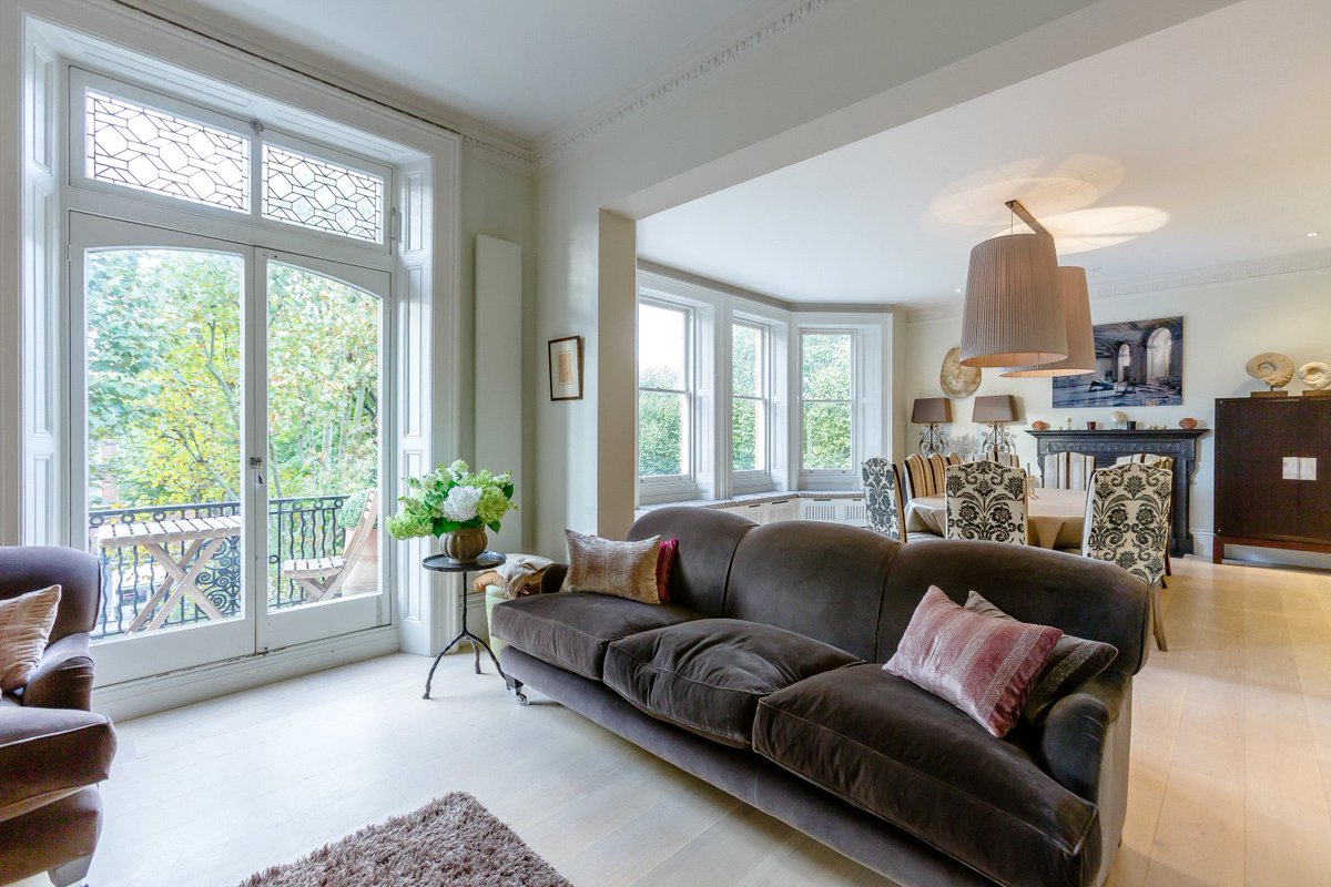 Stacks_London's tweet photo. This impressive double-lateral #Penthouse apartment offers up 5 beds, 3 bathrooms and 2 reception rooms that provide 2,501sqft (232m2) of living space. This red-brick #mansionblock also benefits from a front portico balcony and access to communal gardens. https://t.co/dZUiGYiB5H https://t.co/KaPKttnDs0