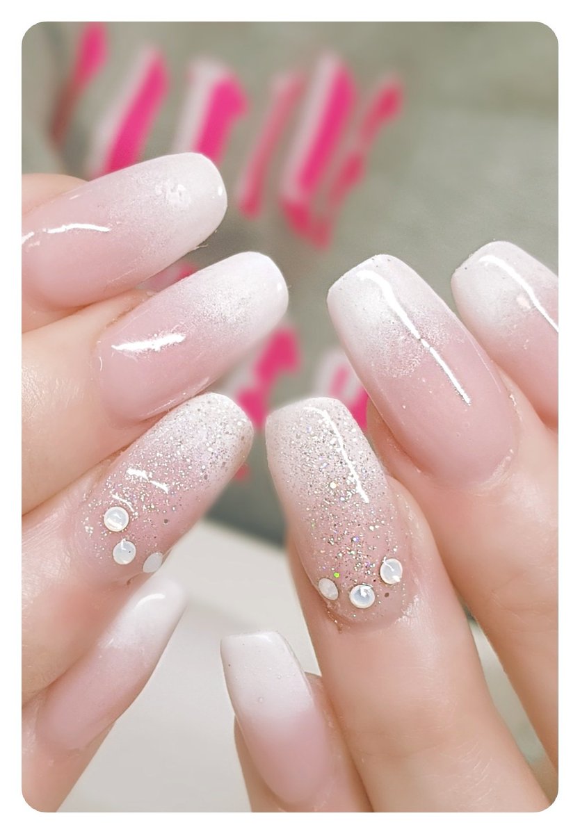 AvrilRobson12's tweet photo. Used my Young Nails Synergy Gel for this design.  I loved every minute it took me to make them. #frenchart #ombre #nailart https://t.co/atjYH6IJ1b
