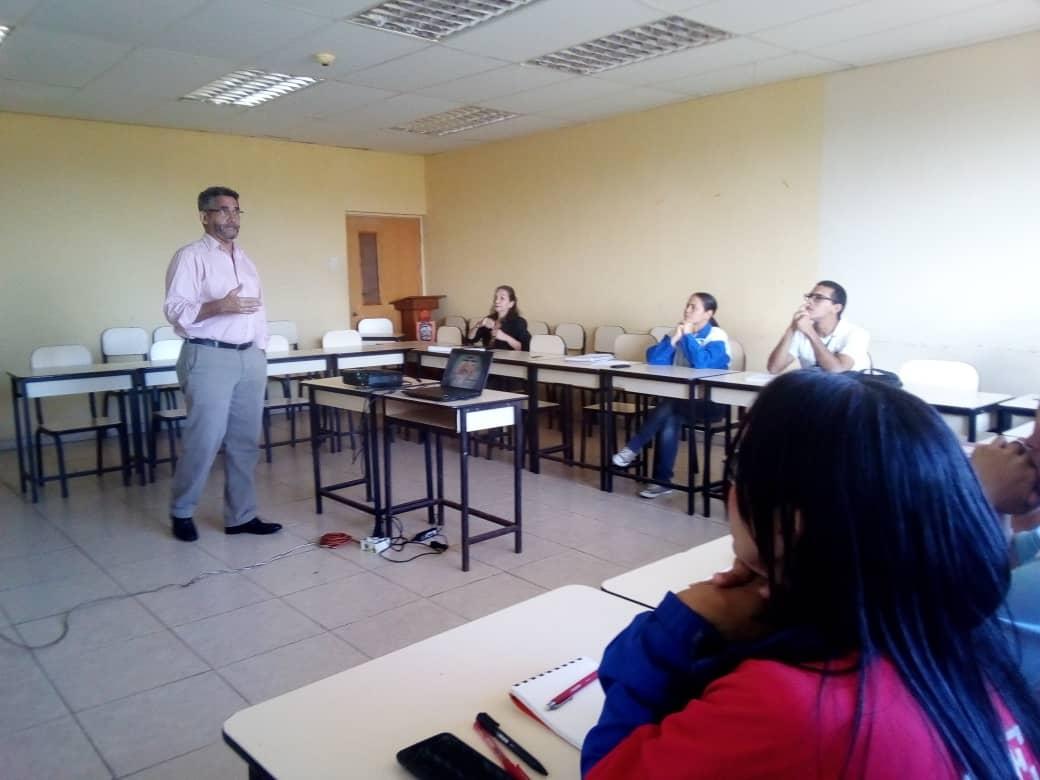 UnefaVrrOrienta's tweet photo. Continuación del Curso de Oratoría a los estudiantes y personal de planta pertenecientes a la @unefa_ve Núcleo @NNuevaesparta https://t.co/5VSJ5G1Q7N
