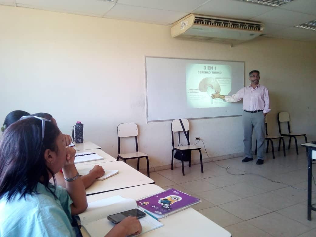UnefaVrrOrienta's tweet photo. Continuación del Curso de Oratoría a los estudiantes y personal de planta pertenecientes a la @unefa_ve Núcleo @NNuevaesparta https://t.co/5VSJ5G1Q7N
