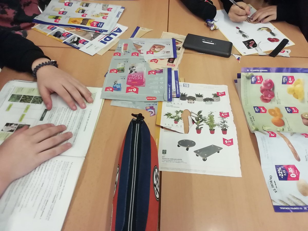 MariolaScience's tweet image. Finalizado el bloque "La biodiversidad en el planeta Tierra" en 1ESO, clasificamos diversos productos de supermercados en representantes de los 5 reinos. Actividad cooperativa en pequeños grupos con el fin de elaborar un mural común de toda la clase #cooperativo #profesBioGeo