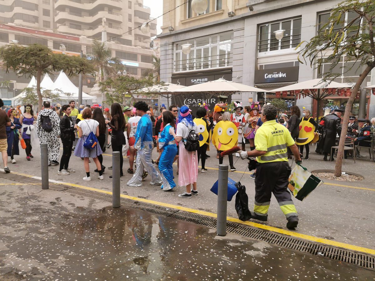 Cahora's tweet photo. ♻♻ El Carnaval deja más de 370 toneladas de residuos y 27 de envases de plástico en las calles de Santa Cruz de Tenerife #Carnavalsc2020
https://t.co/73V79gFfbT https://t.co/oTpzhek5Me