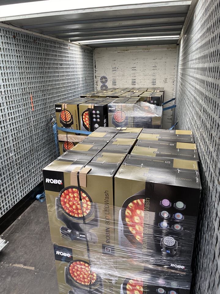 Robelighting's tweet photo. One more #NewGearMonday this time from Pruszków, Poland, with @PROLIGHT_PL shipping out a new inventory of @Robelighting #LEDWash800 luminaires headed for TRANSCOLOR and their next #lightingdesign.
#robelighting #robegear #prolight #transcolor #lightingtech #newrobegear https://t.co/MWzwaTXk0o