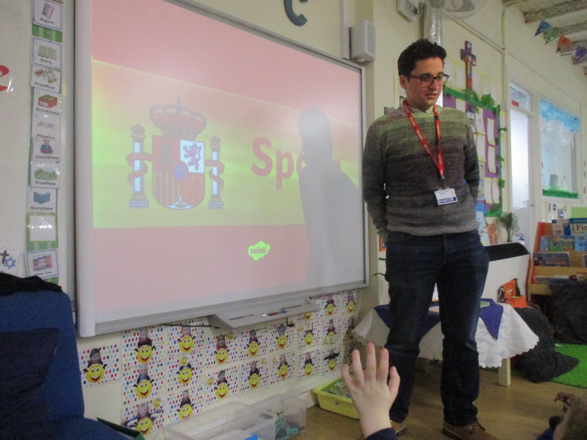 TechexUK's tweet photo. Techex was teaching in primary schools last week bringing #Spanish &amp; #Mandarin to 4&amp;5-year-olds in Wokingham as well as explaining #ComputationalThinking to teachers @ChennestoneScho as part of @BarefootComp uting's scheme promoting cross-curricular teaching of computing. #STEM https://t.co/jfYy5WQsUX