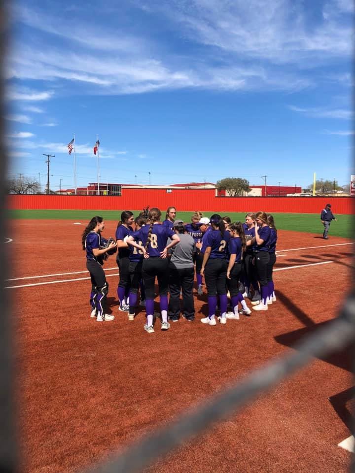 SoftballNavarro's tweet photo. This group of girls faced a lot of adversity at the Jourdanton Tournament this past weekend. They stuck together tho and battle through it all together as a TEAM! The future is bright for this young group! District starts tomorrow vs Poteet! 🥎💪🏽 https://t.co/vOqxkrFGp4