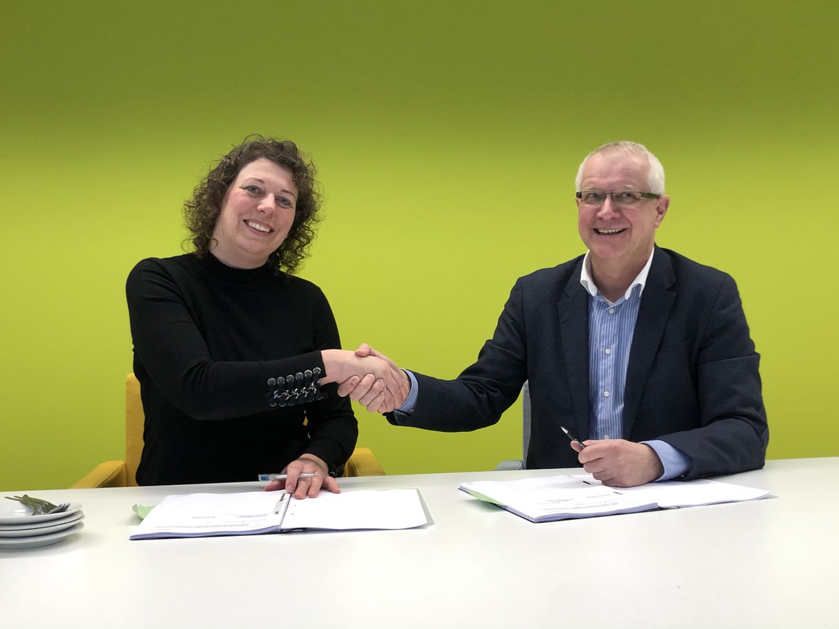 Vandaag met Wocozon het contract ondertekend voor het plaatsen van zonnepanelen op ruim 1.200 van onze sociale huurwoningen. Dit sluit aan bij ons doel om de komende drie jaar 1400 woningen te verduurzamen. Zo gaan ook de woonlasten omlaag waardoor wonen betaalbaarder wordt.