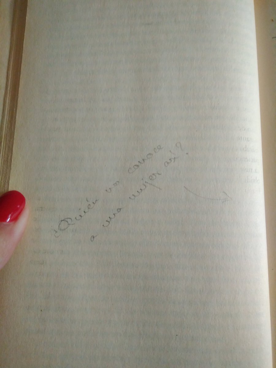 No me gusta escribir en los libros; sin embargo, siempre encuentro muy curiosas las notas de otras personas en ellos. Algunas no dejan de sorprenderme del todo y me llevan a preguntarme qué historia habrá detrás. 

© Antonio Muñoz Molina (La noche de los tiempos)