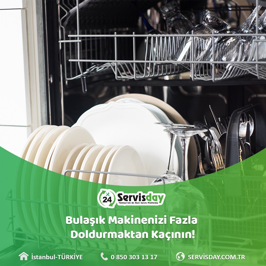 Bulaşıkları biriktireyim de ayda bir yıkayayım gibi bir düşünceye gerek yok. Enerji tasarrufu edeyim derken, makineyi ikinci kez çalıştırmak zorunda kalırsınız. Az doldurmaksa gerçekten israf, her şeyi kararında yapmak makul.

#servisday #repost #bulaşıkmakinesi #pratikbilgiler