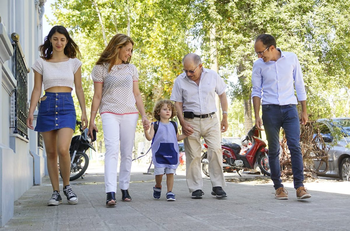 MarcosEPisano's tweet photo. Acompañamos a Valen en su primer día de jardín. 
Que sea un año lleno de aprendizajes, juegos y encuentros para todas las familias.
#CicloLectivo2020 https://t.co/BBFXJuSw1c
