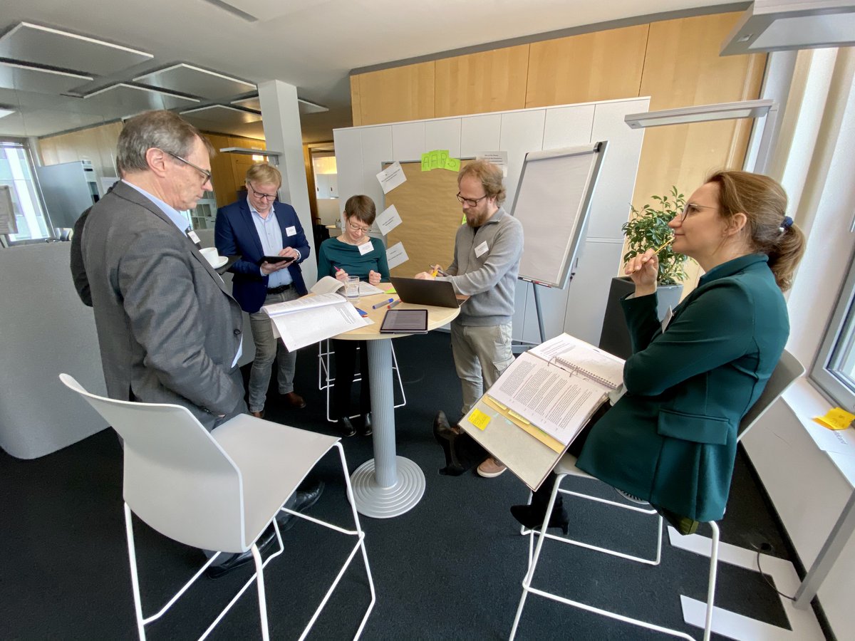 SiemensStiftung's tweet photo. Gemeinsam mit @BertelsmannSt @EDUCATION_Y, @telekomstiftung, #GlobalGoalsCurriculum und weiteren Stakeholdern führten unsere Kolleginnen heute anregende und wertvolle Diskussionen über die Adaption des #OECDLernKompass für das dt. Bildungssystem.
Der nächste Schritt ist getan! https://t.co/KSKIcbGk1A