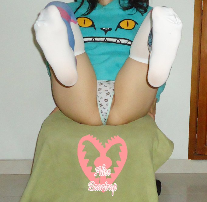 Chosee wich feet you want to lick first, or maybe my bulge? ;3 oh and tomorrow is the last day of my