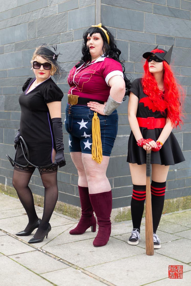 FoodAndCosplay's tweet photo. #DC #Bombshell Group 

#Cosplay by clozplay, elo_cosplay &amp; jeffacakescosplay (All IG)
Photos by @FoodAndCosplay
Taken at @MCMComicCon London 19

#bombshellscosplay #catwoman #wonderwoman #batwoman #catwomancosplay #wondereomancosplay #batwomancosplay

https://t.co/kOLXSwgsjd https://t.co/D3X14l7clX