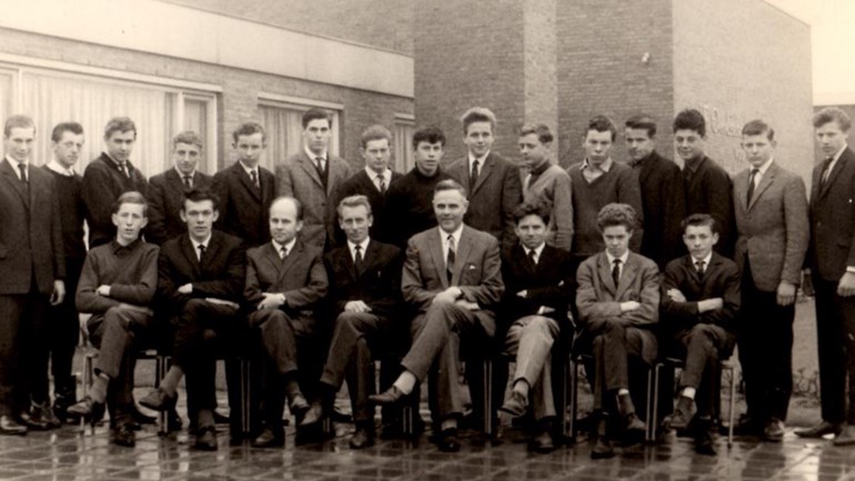 ThuisinGld's tweet photo. De klas van '61-'64 is compleet voor hun reünie mda @Gelderlandhelpt De executies Rademakersbroek herdacht bij Varsseveld, de vinder van het eerste #kievitsei en @petraOG is te gast bij opa Wilhelm die de voorleesverhaaltjes over zijn kleinkinderen nu heeft uitgegeven! https://t.co/sdUBFaZWx5