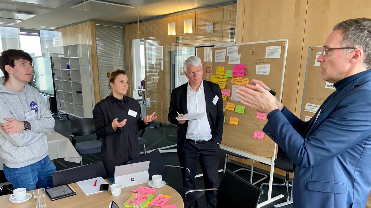 SiemensStiftung's tweet photo. Gemeinsam mit @BertelsmannSt @EDUCATION_Y, @telekomstiftung, #GlobalGoalsCurriculum und weiteren Stakeholdern führten unsere Kolleginnen heute anregende und wertvolle Diskussionen über die Adaption des #OECDLernKompass für das dt. Bildungssystem.
Der nächste Schritt ist getan! https://t.co/KSKIcbGk1A