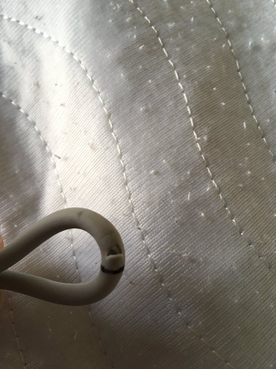 dasbewegteleben's tweet photo. Twitter-Bubble, ich brauch mal Dein Schwarmwissen...
Dieses Monitor- Kabel bricht uns häufig, weil es häufig bewegt (mitgenommen, aufgewickelt,...) wird. Gibt es eine Möglichkeit, das Kabel irgendwie vor Kabelbruch zu schützen? https://t.co/8hZR6ECydU