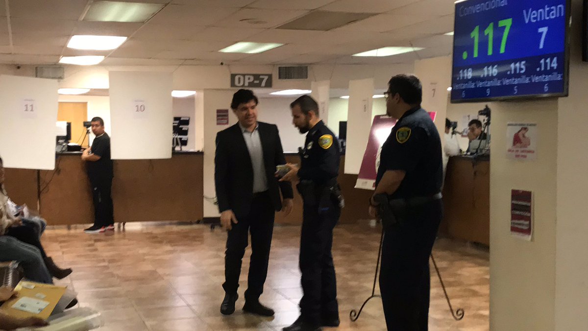 ConsulMexHou's tweet photo. Entusiasmados con nuestro primer #CupWithACop donde la @houstonpolice responde todas las preguntas de quienes nos visitan.
#HaciendoComunidad #CommunityPolicing #RelationalPolicing https://t.co/cwEP50BOeR