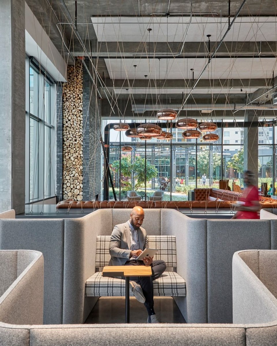 BuzziSpace's tweet photo. Create spaces that allow professionals to put work on hold for a second and recharge in comfortable, quiet settings. #BuzziVille is perfect for this. Thanks to its versatile nature, you can create different setups for relaxing or working. 📸 Garrett Rowland https://t.co/k4Onya78Hy