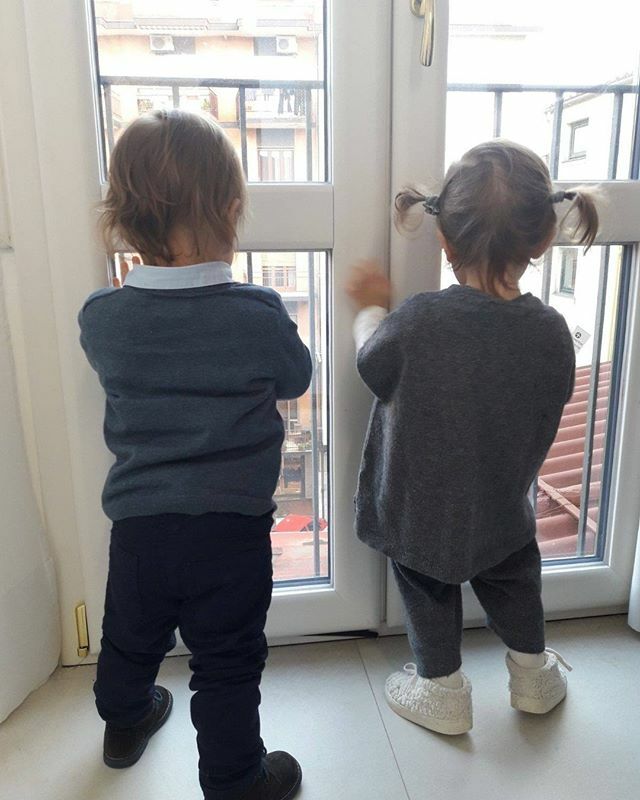 Una gradita visita in atelier, i miei nipotini sono davvero inseparabili e quando chiacchierano tra di loro mi sembra quasi di sentire due saggi adulti: momenti di gioia pura... #pinellapassaro #vitadanonna #unamoredifamiglia #dedicatoate