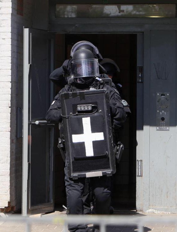 raid_fipn's tweet image. Plusieurs opérateurs du #RAID 69 durant une opération antiterroriste. 
Sur le bouclier balistique TenCate Targa-light CXP-400 TL équipé d’une rampe d’éblouissement Extrem’ Vision, une croix blanche est présente. Quelle est son utilité selon vous ? 
#TenCate #ExtremVision #Lyon