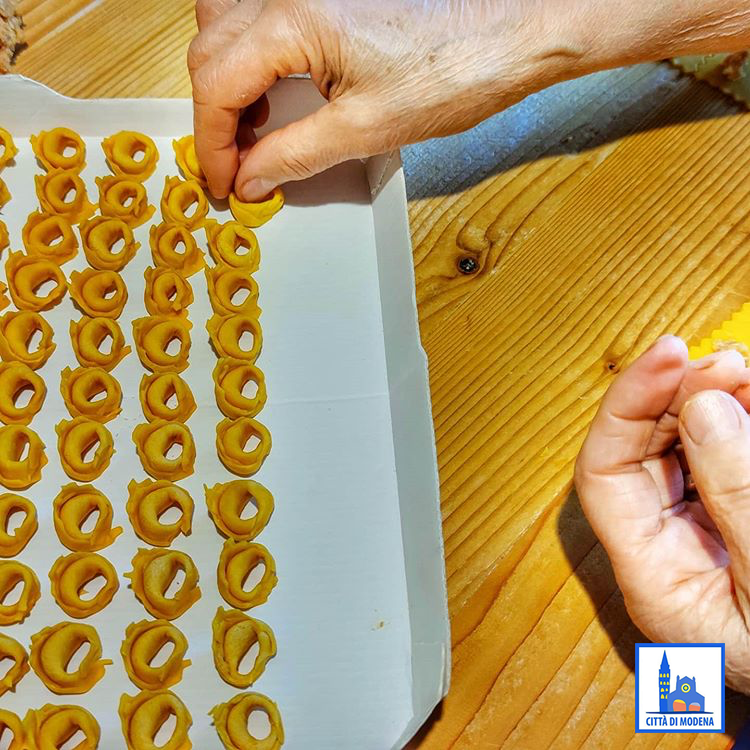 cittadimodena's tweet photo. π#MODENANONSIFERMA
π·I tortellini di nonna Laura
πGrande Laura!!!
π#modenaintavola
Grazie a vinegarfilm per lo scatto!!!!πππ https://t.co/f4XWHU3Fbq