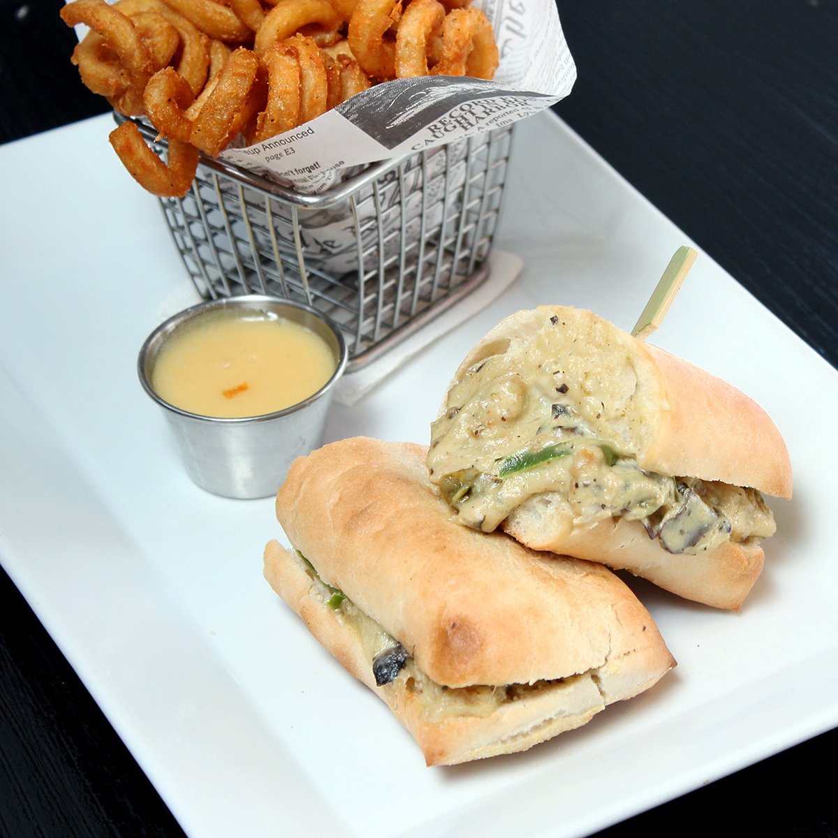 ChefPepperRD's tweet photo. Sal de la rutina y ordena esta maravilla con crema de hongos, pimientos verdes y queso de tu elección! 🤤

Philly Chicken [365 + imp.]

Ordénalo desde Chef Pepper App y gana puntos por tu compra! 📲🤩
.
#ChefPepper  #ChefPepperApp #ChefRecommends https://t.co/UOgEj4w7Wp